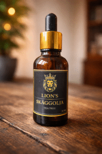 Tre Tree skäggolja är en högkvalitativ produkt som är utformad för att vårda och mjukgöra skägget. Oljan innehåller naturliga ingredienser som hjälper till att återfukta både skäggstrån och huden under, vilket motverkar klåda och irritation. Med en lätt, behaglig doft ger Tre Tree skäggolja en frisk känsla och gör skägget enklare att forma och styla. Den är perfekt för daglig användning och passar alla typer av skägg. Använd några droppar i handflatorna och massera in i skägget för bästa resultat.